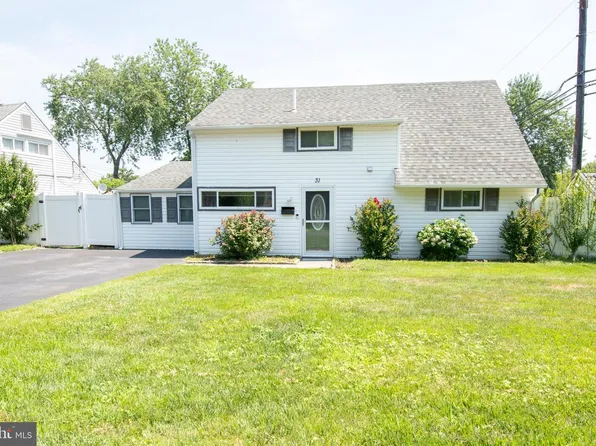 31 Roundwood Ln, Levittown, PA 19055