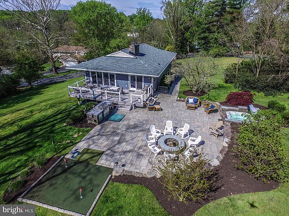 2nd image of 903 Saint Andrews Way