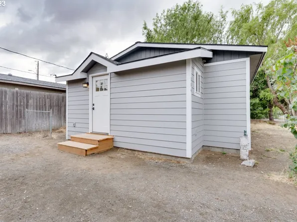 304 D St, Dallesport, WA 98617