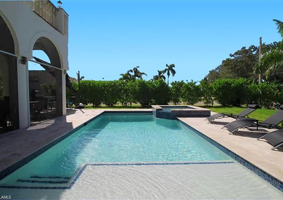 11002 Vanderbilt Dr