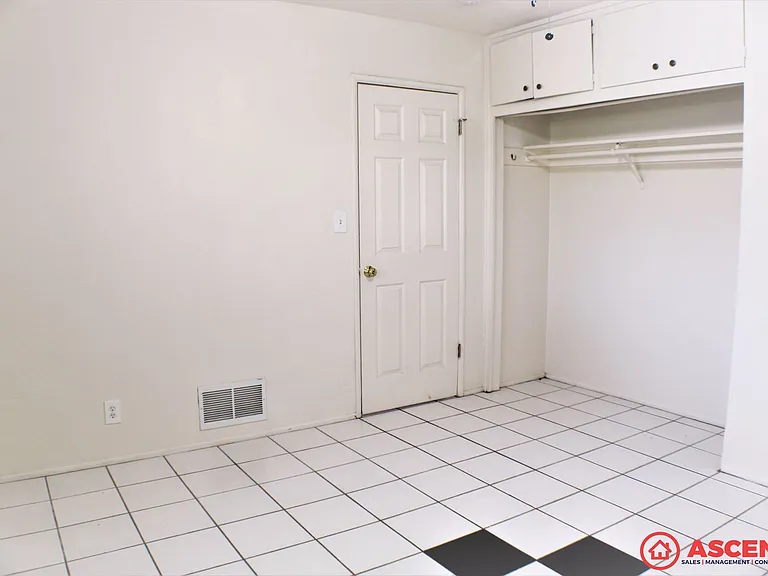 1-bedroom apartment with vintage charm! — Photo 7