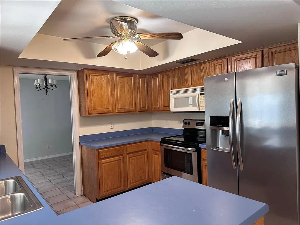 3 bed, 1898 sqft, $2,200 — Photo 4