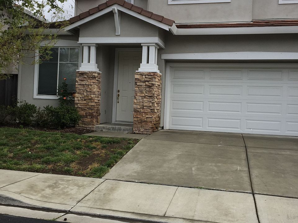 Front Entrance! Nice and quiet neighborhood.