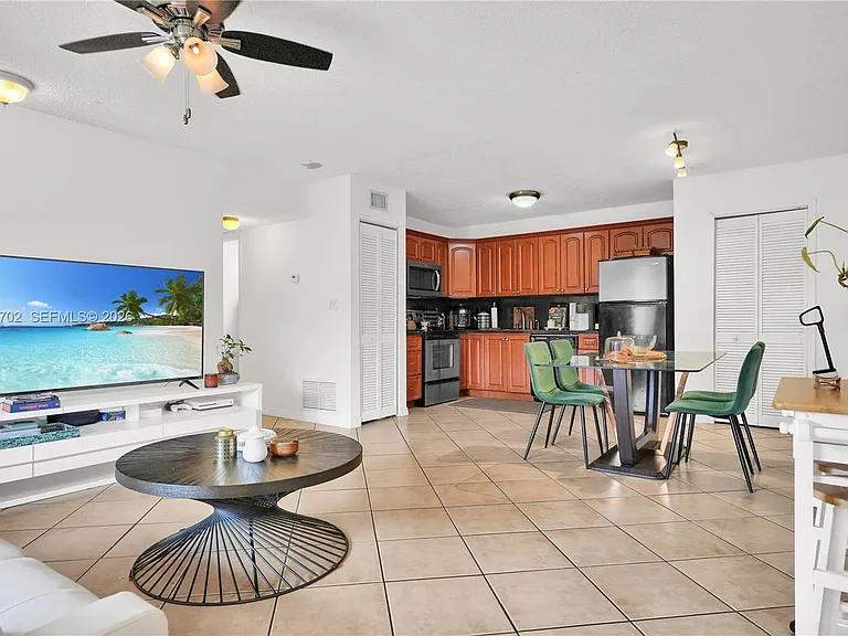 10786 N Kendall Dr #D18 — Photo 5