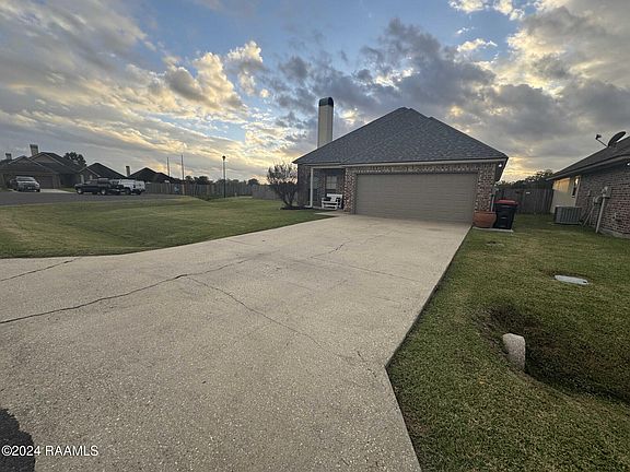 4th image of 406 King Arthurs Way