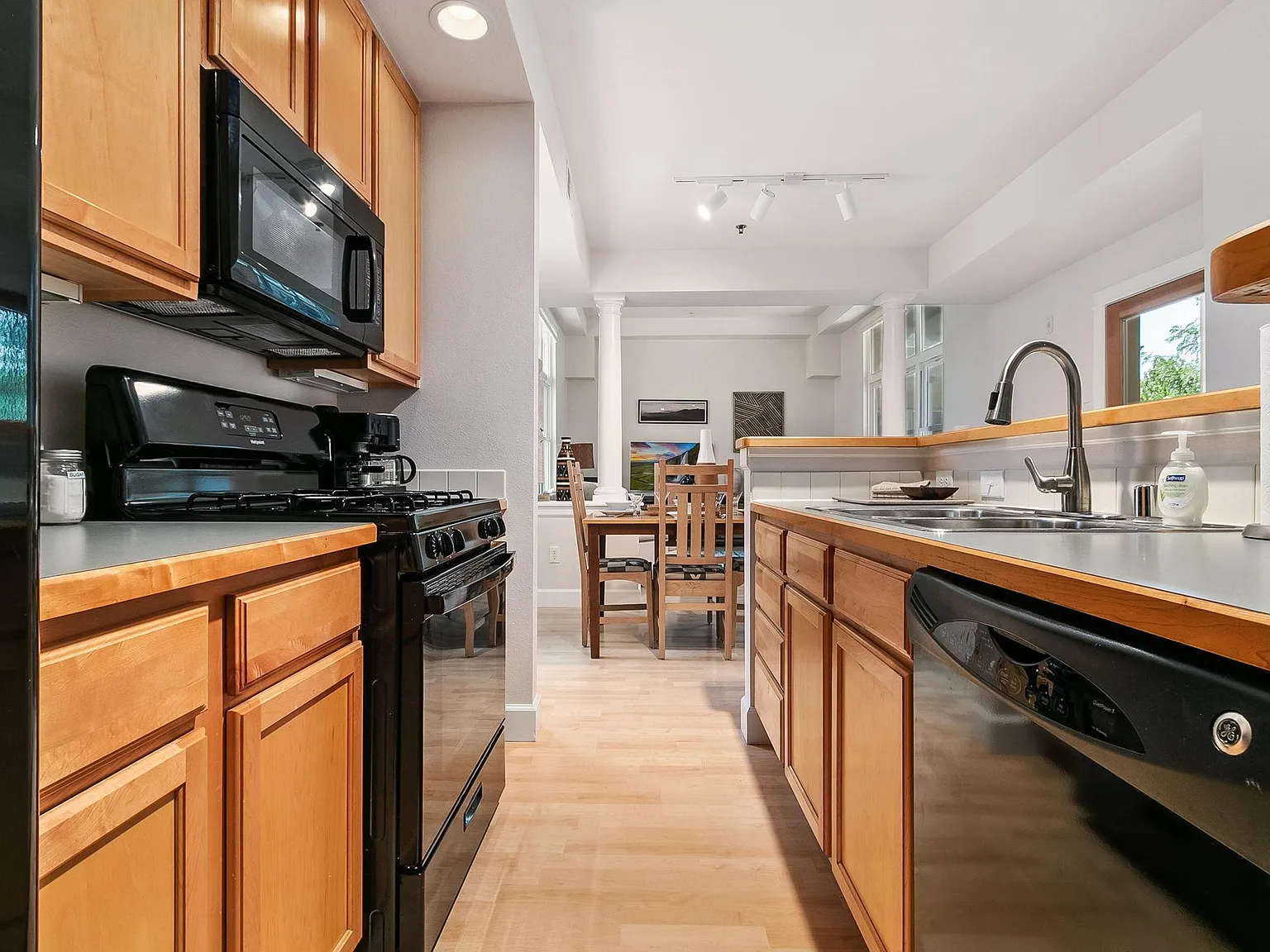 2 bed, 1008 sqft, $3,100 — Photo 4