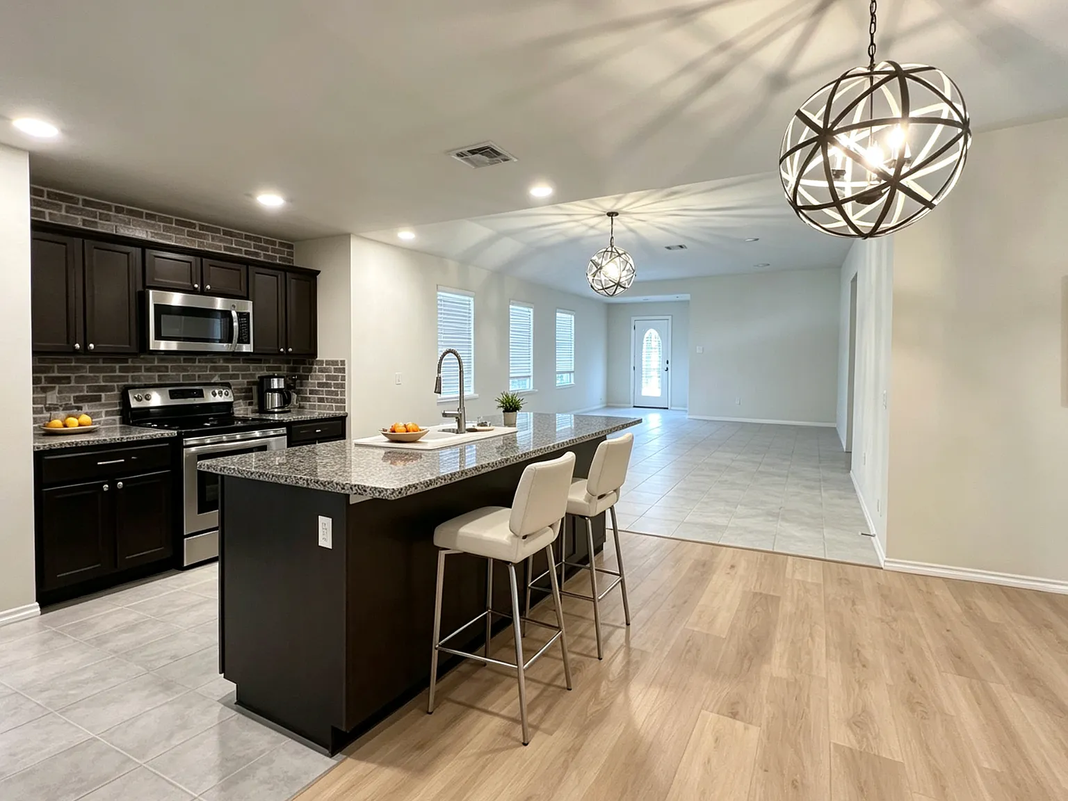 4 bed, 1889 sqft, $1,969 — Photo 3