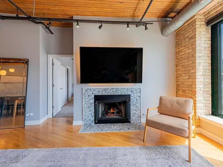 411 W Ontario St — Photo 27