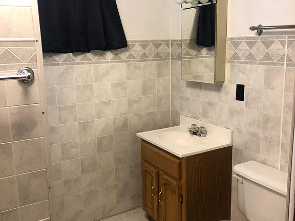 4th image of 370 1/2 6th St APT C