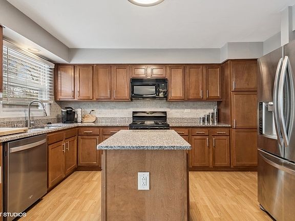 5th image of 268 Southfield Dr