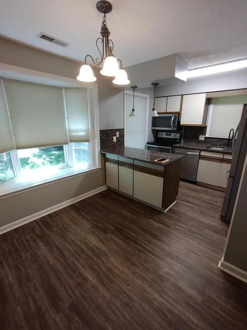 Spacious 3 bedroom townhome close to UK! — Photo 2