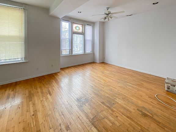 4th image of 3250-52 N Lakewood Ave #3250-2