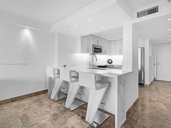 5th image of 2555 Collins Ave APT 707