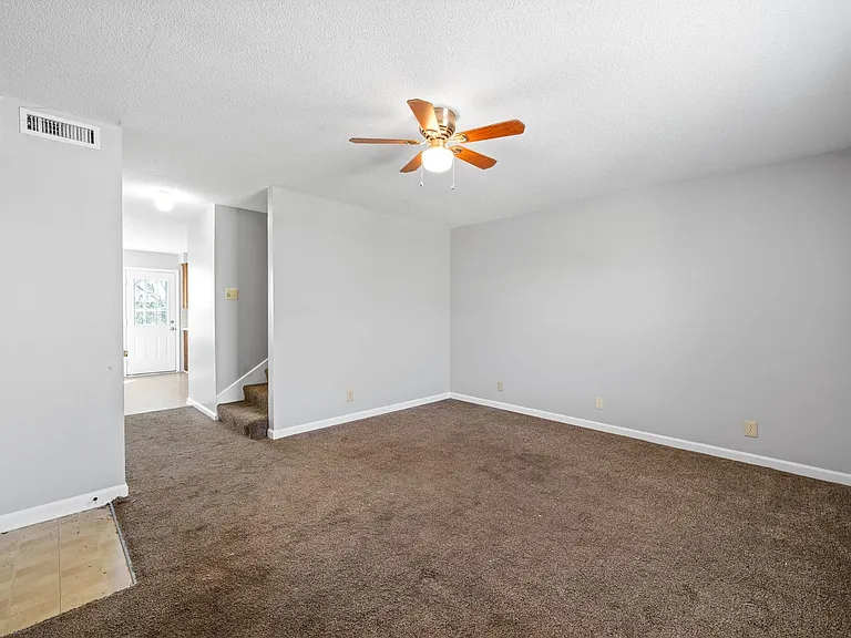 Kingsbury Dr - 923 — Photo 10