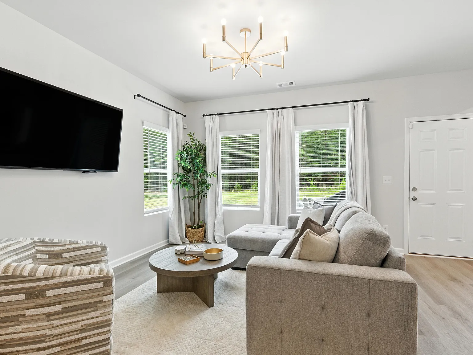 4 bed, 2.5 bath, 2000 sqft, $3,800 — Photo 4