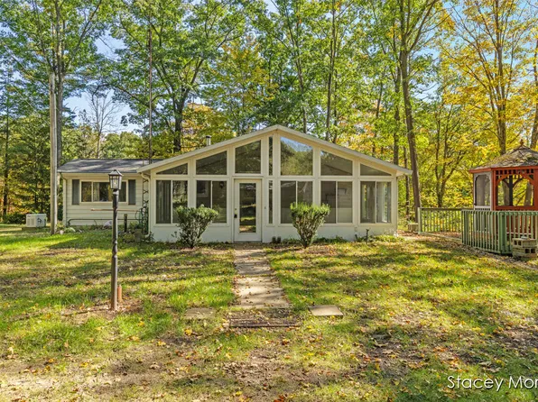 7677 Riverside Ln, Hesperia, MI 49421
