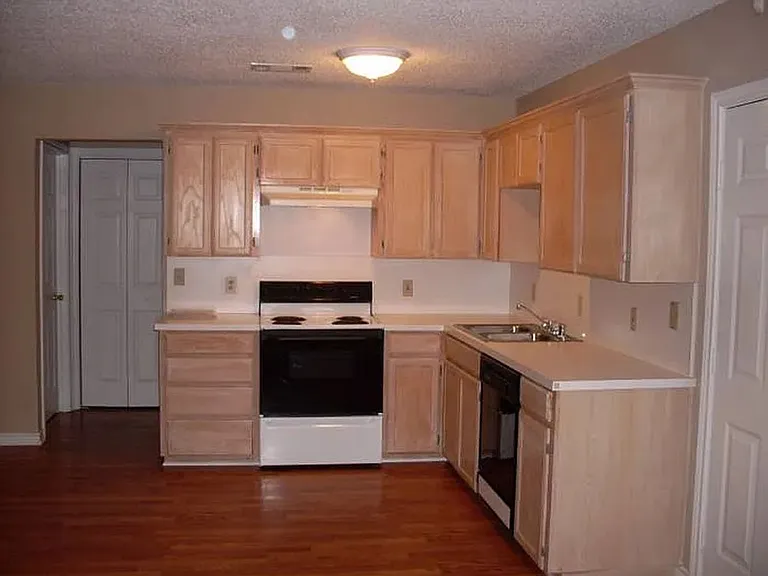 316 Peachtree Ln — Photo 2