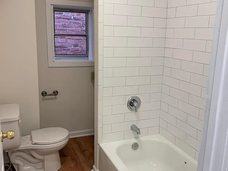 219 E 4th St — Photo 7