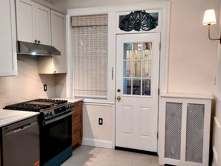 Fully remodeled eat-in kitchen with Italian quartz countertops and all new appliances
