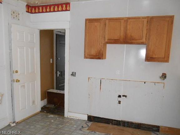 4th image of 10209 Dickens Ave