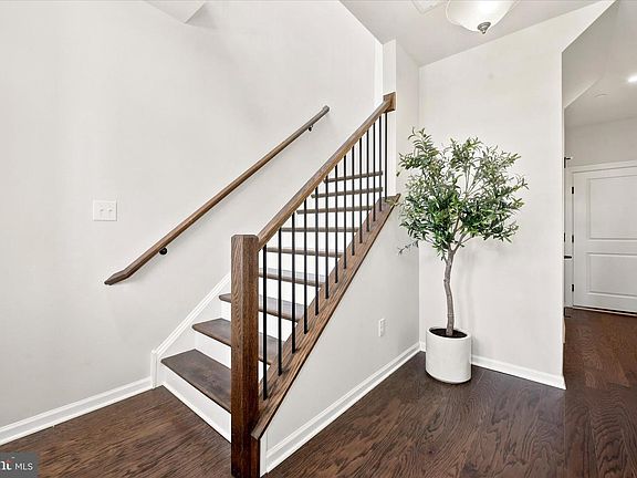 4th image of 814 Furnace Ct