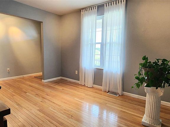 5th image of 220 Oakridge Ct