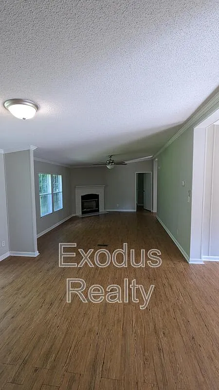 4 bed, 2.0 bath, 2100 sqft, $1,749 — Photo 4