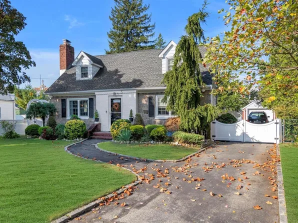 5 Midland Drive, New Hyde Park, NY 11040