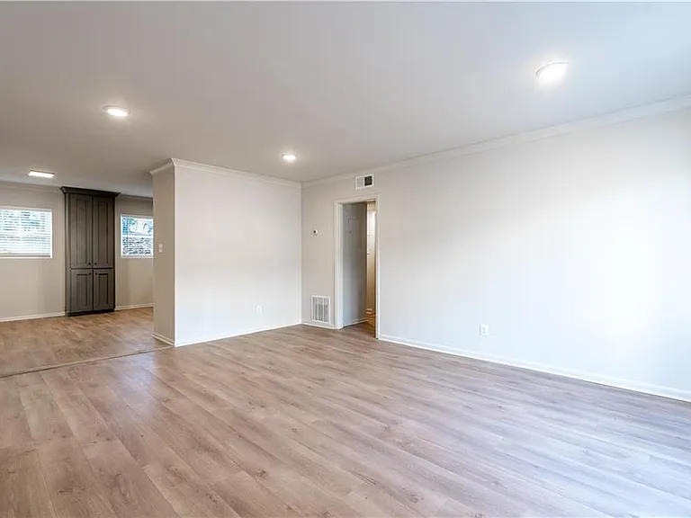 1135 Woodland Ave NE — Photo 4