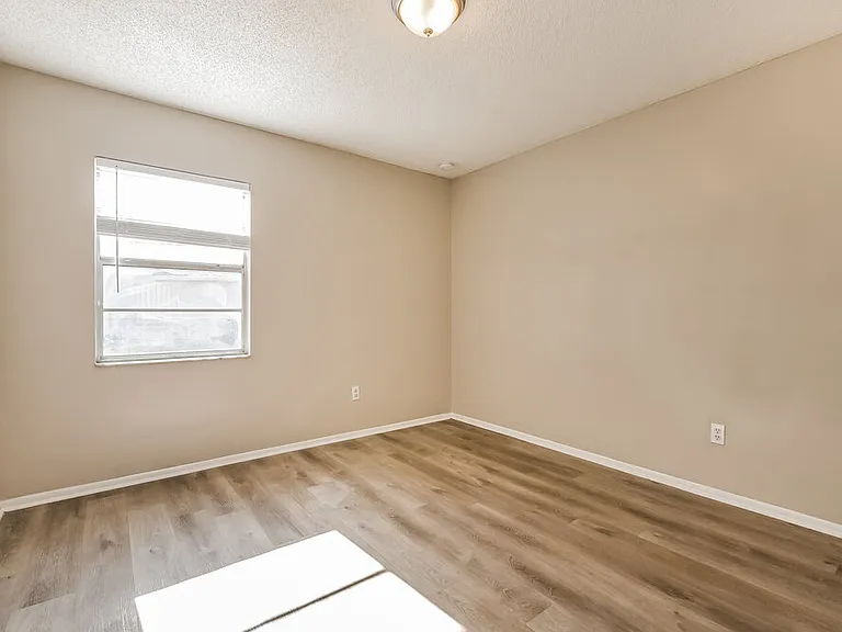 520 Elmwood Ct — Photo 14