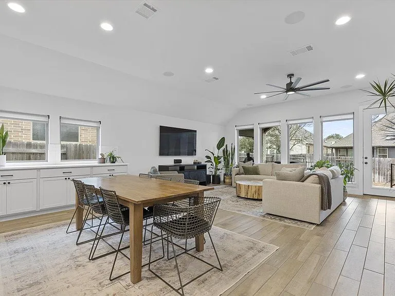 557 Jefferson Dr — Photo 10