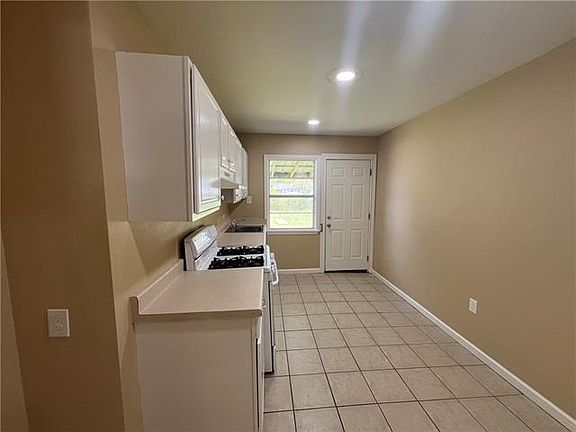 4th image of 715 Community St