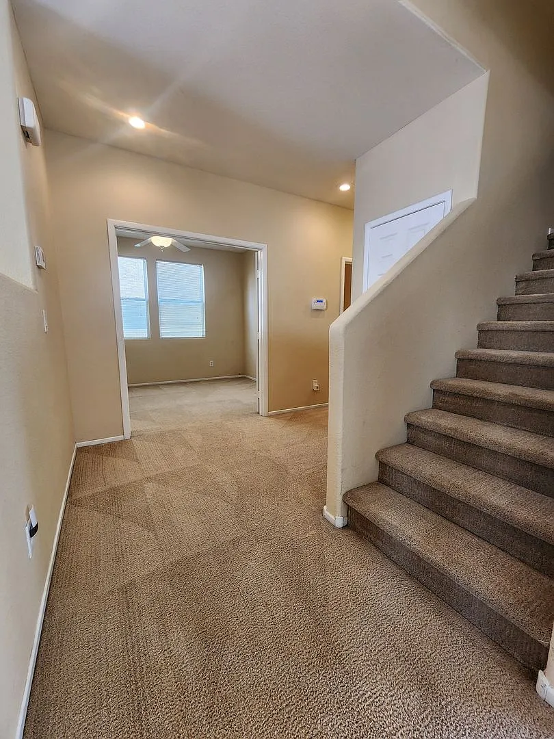 Spacious 4 bedroom home in North Las Vegas — Photo 2