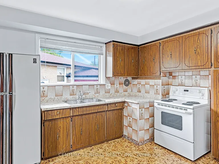 79 Combermere Dr — Photo 5