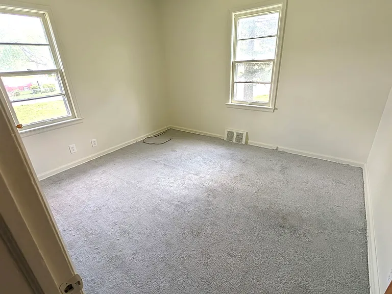 5413 Dupont St — Photo 4