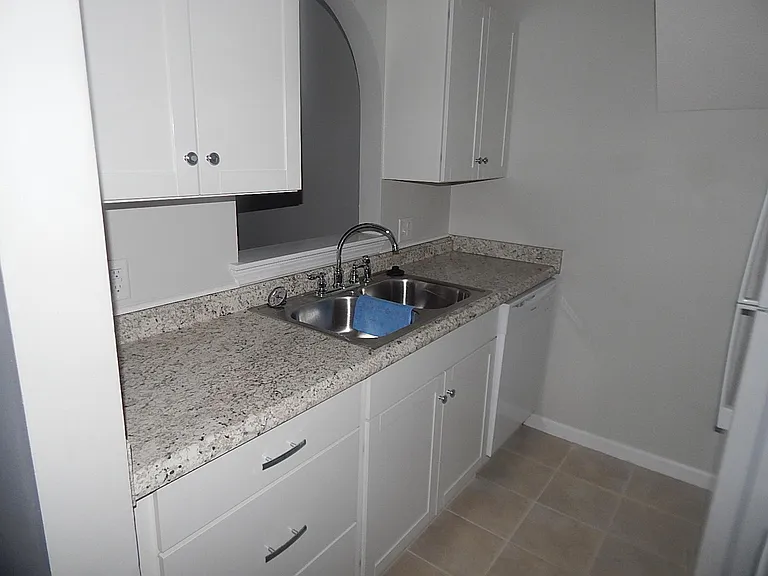 73 Husson Ave #D — Photo 6