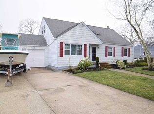 216 S Broadway St, Lindenhurst, NY 11757