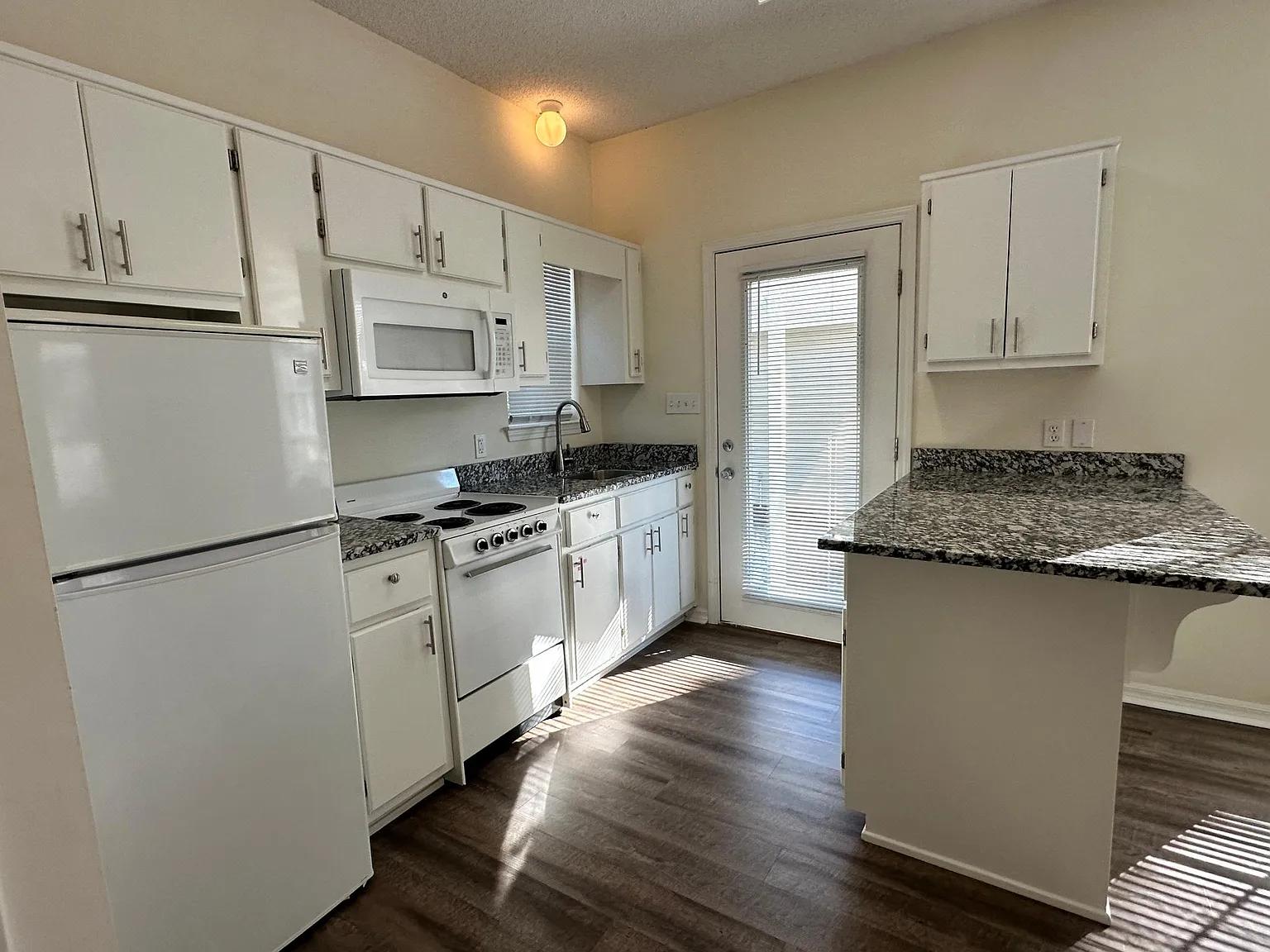Studio, 576 sqft, $1,400 — Photo 3