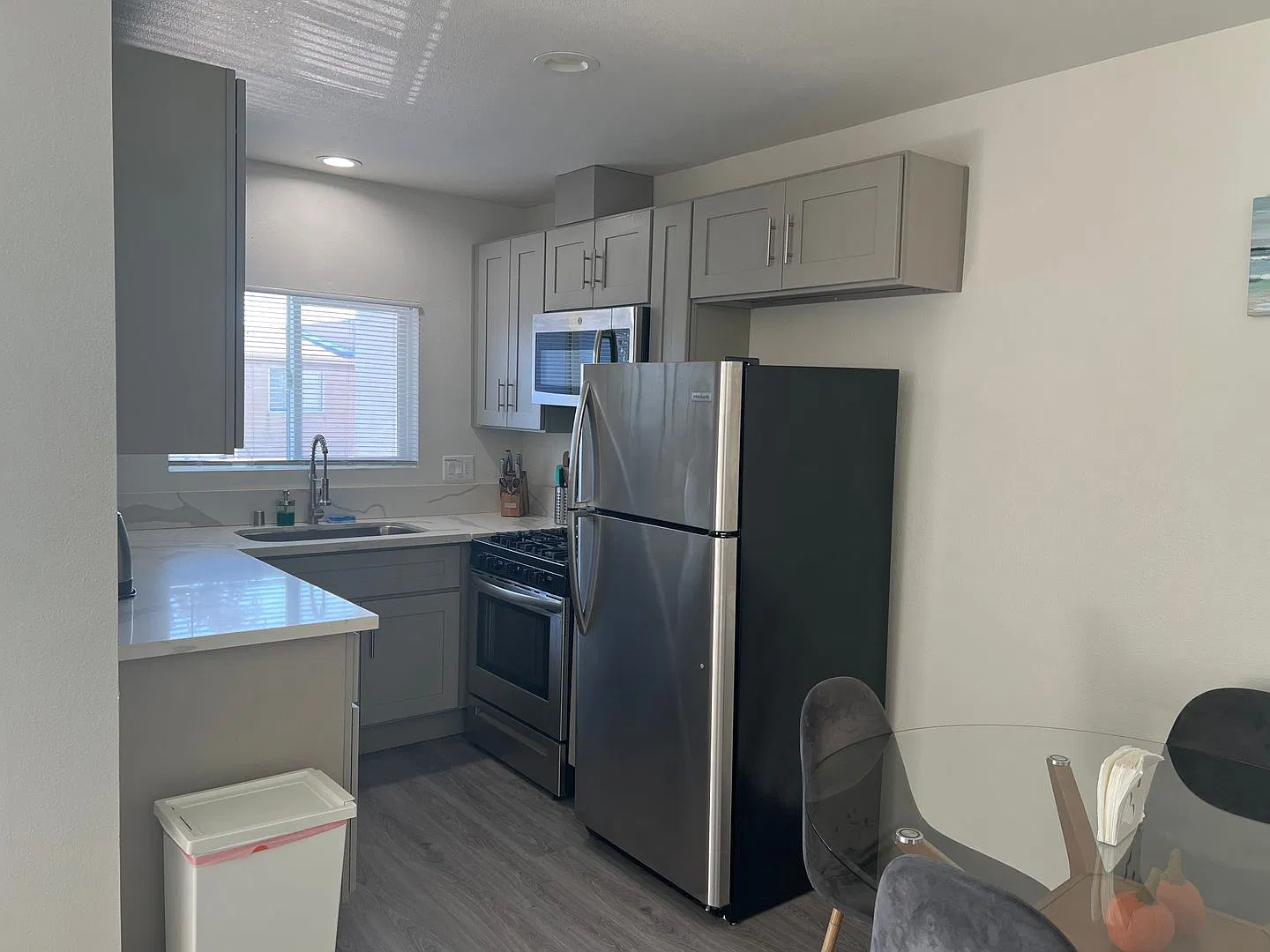 Spacious Upstairs 1-Bedroom with Parking — Photo 4