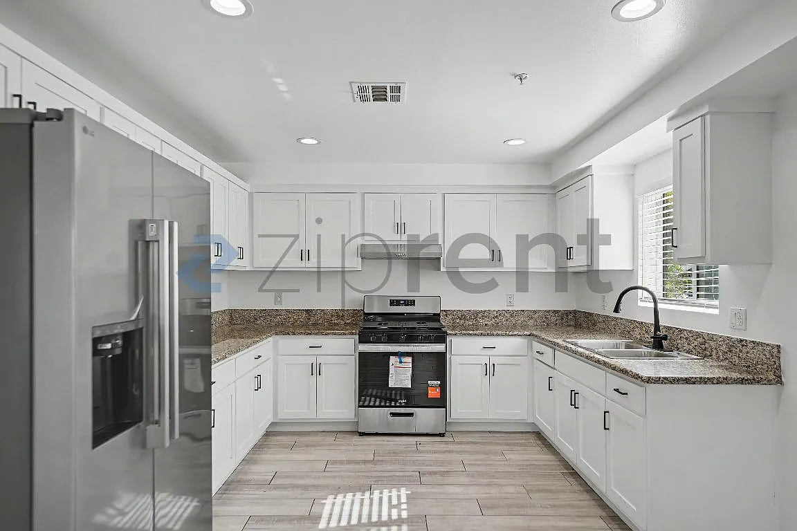 5 bed, 2500 sqft, $4,400 — Photo 3