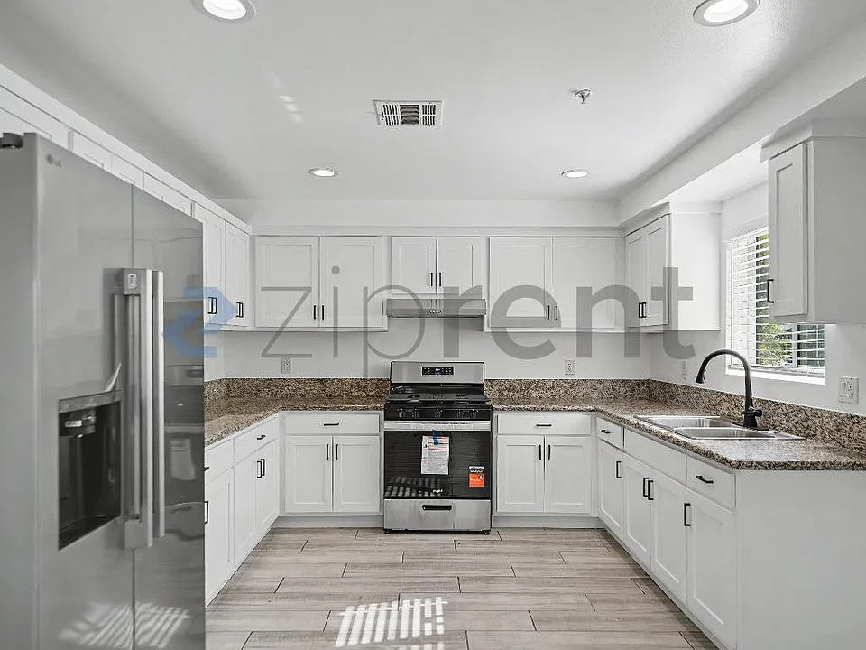 826 W 80th St