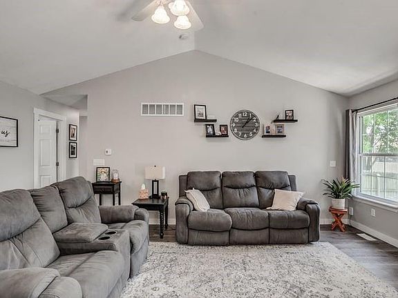 3rd image of 1320 Pin Oak Cir