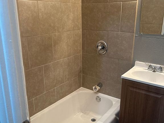 4th image of 1008 Forest Ct APT 11