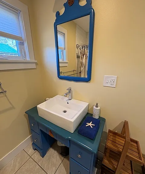 Bathroom: Storage for toiletries