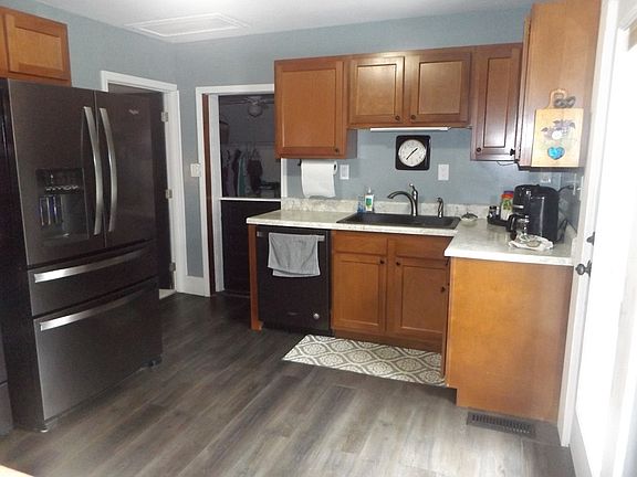 4th image of 1436 Howlett St