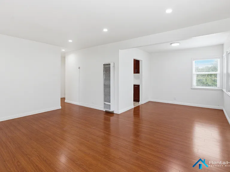 11555 Burbank Blvd #6 — Photo 6