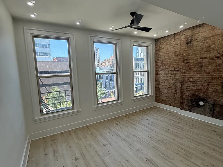 17 E Court St #32 — Photo 5