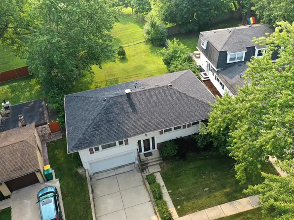 557 Beechwood Rd, Buffalo Grove, IL 60089