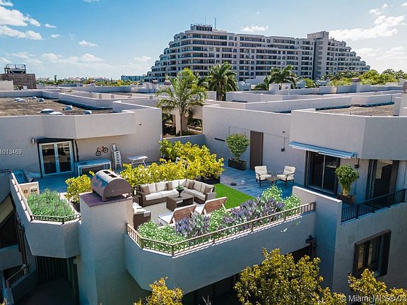 Corner penthouse with access to huge roof terrace 