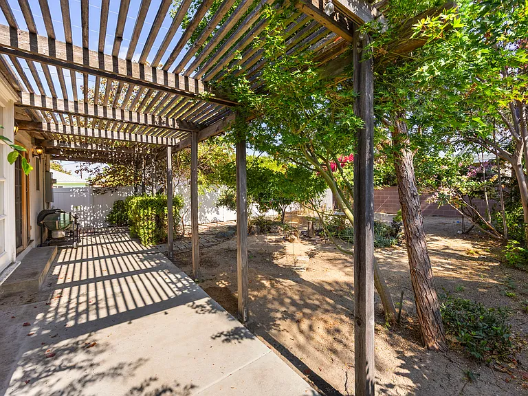 1237 W Oak Ave — Photo 20